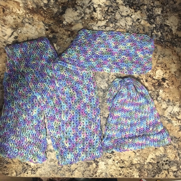Knitted hat and scarf - Picture 1 of 3